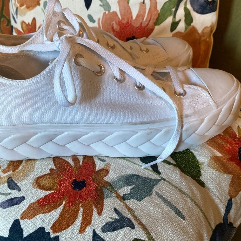 Chuck Taylor platforms sneakers women’s size 10 like new worn once - Picture 5 of 6